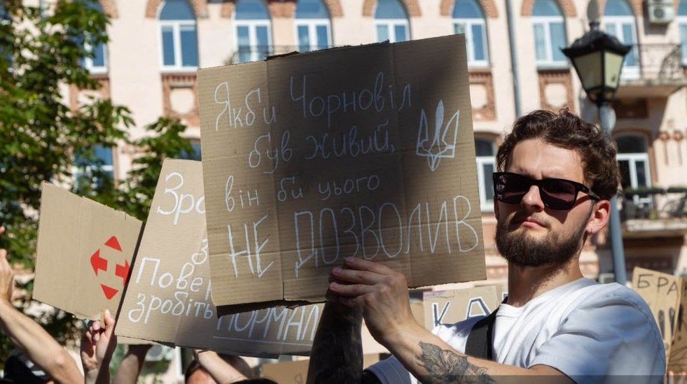 Другий день у Києві: протест біля ОПУ триває через відставку Федорова