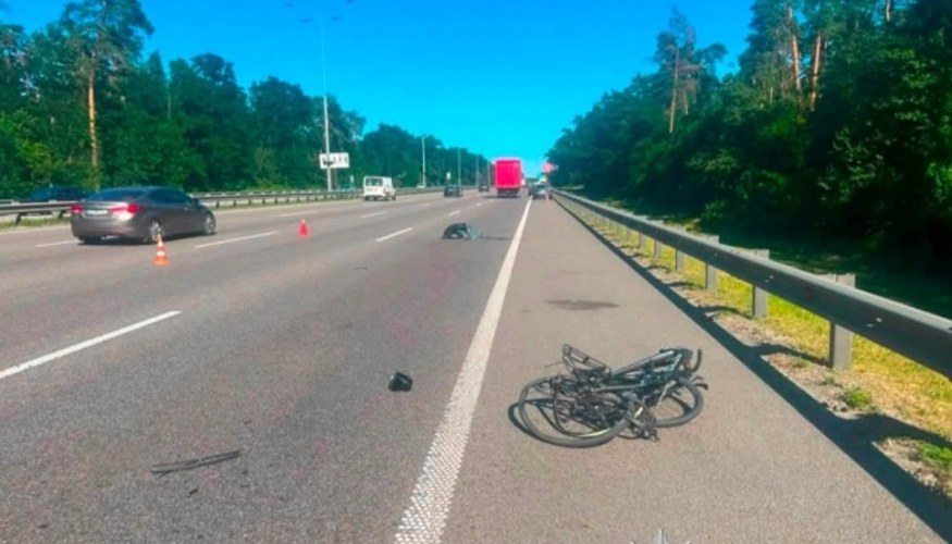 На Бориспільському шосе у Києві п’яний водій BMW збив батька і сина на велосипедах