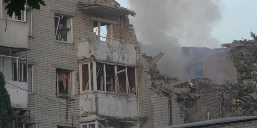 Пошкоджений ракетним ударом житловий будинок на вулиці Виговського у Львові, рятувальники та вибухотехніки на місці