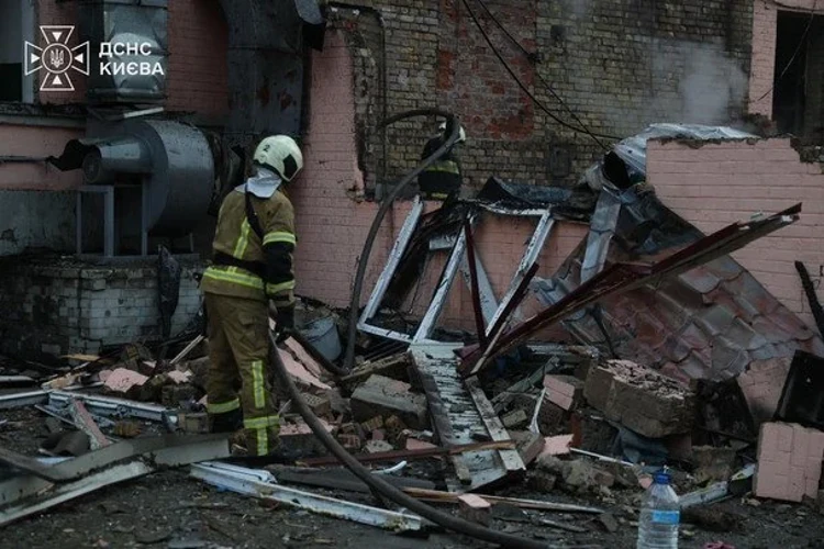 Наслідки удару в Києві: пожежі в житлових і нежитлових будівлях, пошкоджені автомобілі, вирва у сквері.