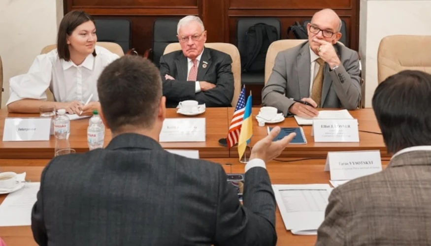 Келлог відвідав Одеський морський порт і оглянув наслідки атак РФ