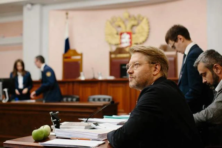 Микола Рибаков спілкується з прихильниками біля Верховного суду РФ після зняття «Яблука» з виборів
