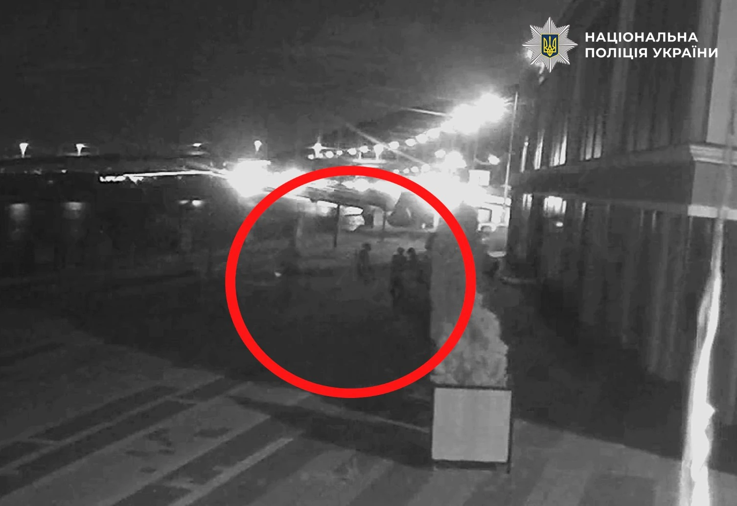 Співробітники поліції Києва біля затриманих підлітків у справі нападів на жінок на Подолі