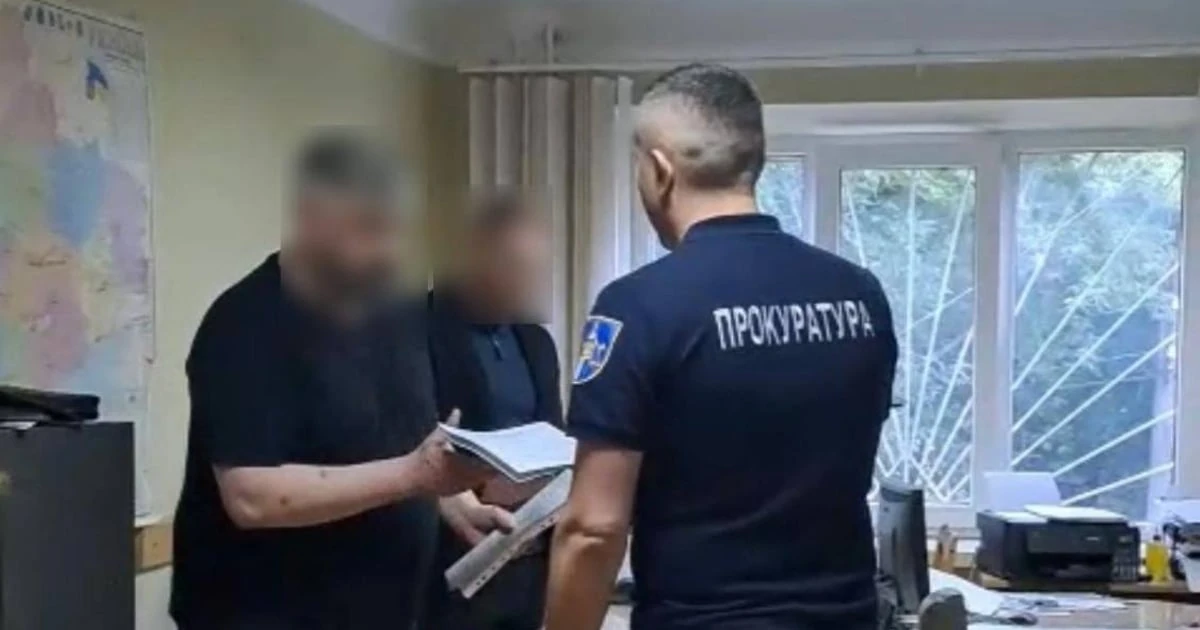 У Чернівцях чотирьох підозрюваних у торгівлі тканинами померлих узяли під варту