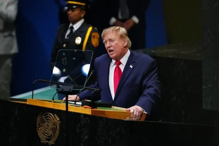 Трамп заявив про що місячні втрати у війні РФ проти України і закликав Зеленського домовитися з Путіним