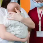 Пацієнти пологового будинку в Києві чекають закінчення повітряної тривоги в укритті