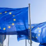 Прапори ЄС на тлі переговорного процесу про вступ України до Європейського Союзу